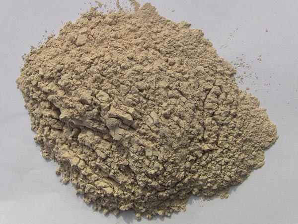 礬土性質(zhì) 礬土主要成分是氧化鋁，為煉鋁和耐火材料的主要原料。白色或灰白色，因含鐵而呈褐黃或淺紅色。密度3.45g/cm3，硬度1～3，不透明，質(zhì)脆。極難熔化，不溶于水，能溶于硫酸、氫氧化鈉溶液。 地區(qū)分布 中國(guó)鋁土礦資源比較豐富，在全國(guó)18個(gè)省、自治區(qū)、直轄市已查明鋁土礦產(chǎn)地205處，其中大型產(chǎn)地72處（不包括臺(tái)灣），主要分布在山西、山東、河北、河南、貴州、四川、廣西、遼寧、湖南等地。 投資前景 1.可用于煉鋁工業(yè)。用于國(guó)防、航空、汽車(chē)、電器、化工、日常生活用品等。 2.可用于精密鑄造。礬土熟料加工成細(xì)粉做成鑄模后精鑄。用于軍工、航天、通訊、儀表、機(jī)械及醫(yī)療器械部門(mén)。 3.可用于耐火制品。高鋁礬土熟料耐火度高達(dá)1780℃，化學(xué)穩(wěn)定性強(qiáng)、物理性能良好。 4.硅酸鋁耐火纖維。用于鋼鐵、有色冶金、電子、石油、化工、宇航、原子能、國(guó)防等多種工業(yè)，消防人員可用耐火纖維布做成衣服。 5.制造礬土水泥、研磨材料、陶瓷工業(yè)以及化學(xué)工業(yè)可制鋁的各種化合物。 鋁礬土磨粉制備 鋁礬土粉是選用煅燒過(guò)的熟鋁礬土礦石用雷蒙磨加工制成的細(xì)粉，粒度通常為100目-325目，在耐火材料行業(yè)得到了廣泛的應(yīng)用。通常加工的流程為先經(jīng)顎式破碎機(jī)進(jìn)行破碎，然后篩分進(jìn)入鋁礬土雷蒙磨或鋁礬土超細(xì)磨粉機(jī)中，進(jìn)行鋁礬土粉制備，使其應(yīng)用更加廣泛。