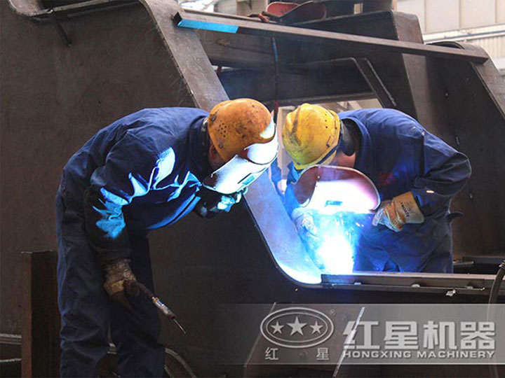 車間生產(chǎn)加工移動破碎機，每一臺設(shè)備都是匠心打造